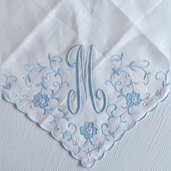 VINTAGE MONOGRAMMED HANDKERCHIEF 14”x14” - Picture 4 of 6